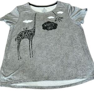 Secret treasures sz M grey SS graphic T-shirt with giraffe “what’s up” EUC